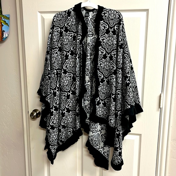 Black silver and grey size LG ruffle accented cape - Picture 1 of 3